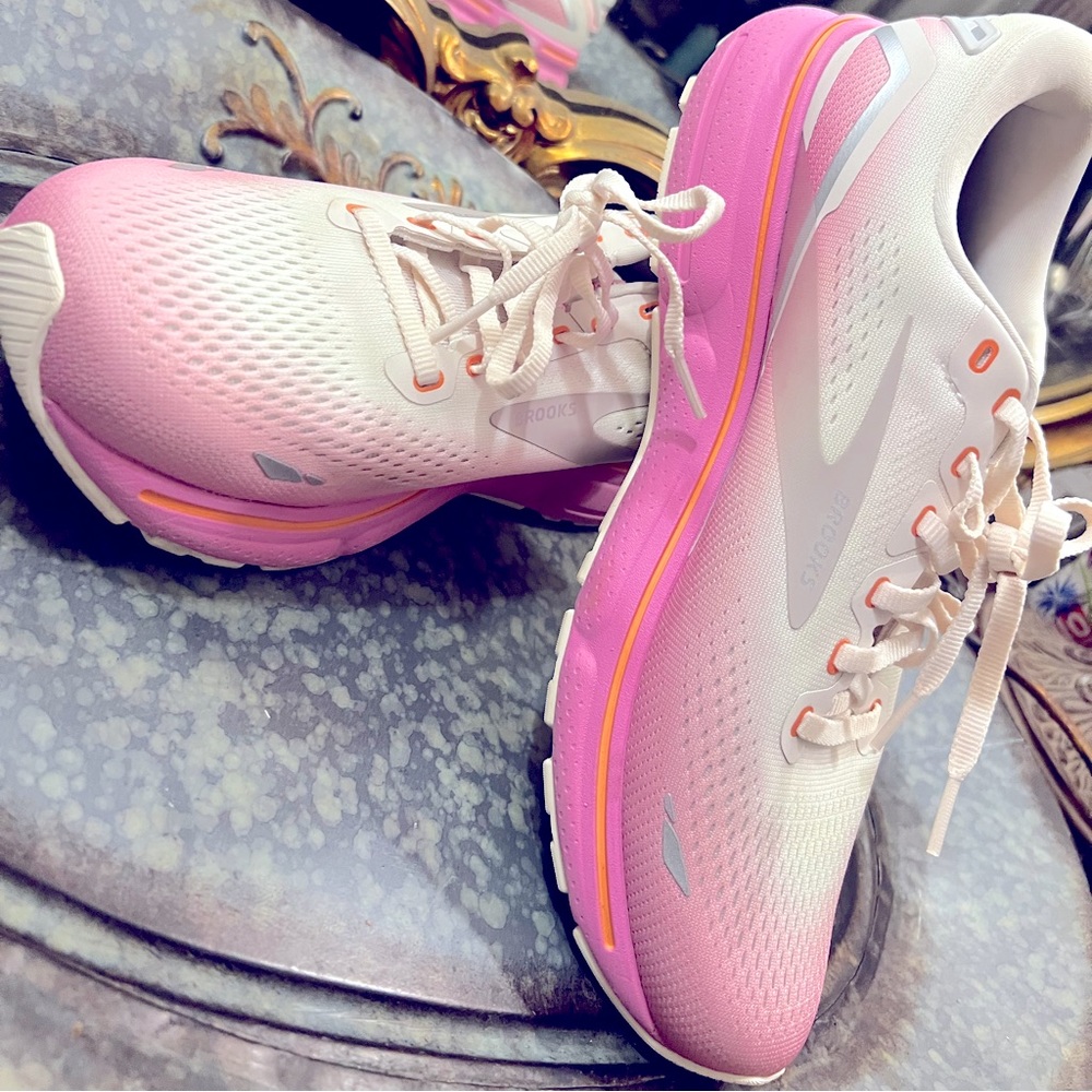 Brooks Ghost 15 running shoe pink/white Size 11.5